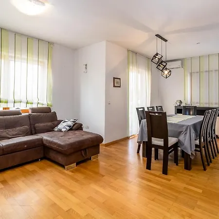 Three Bedroom House Дом отдыха Пакоштане