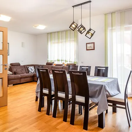 Three Bedroom House * Пакоштане